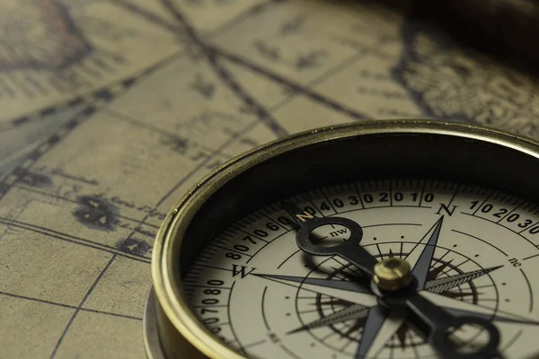 Retro kompas met oude kaart — Stockfoto