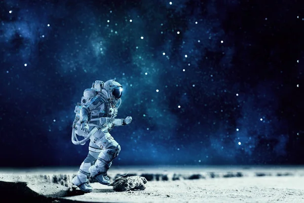 宇宙飛行士は、高速実行しています。ミクスト メディア — ストック写真