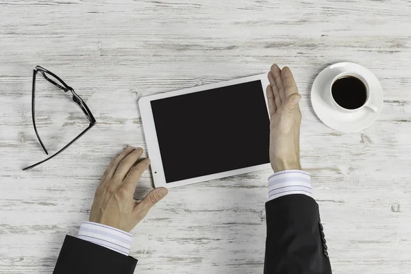 Tablet PC ile elinde boş perde