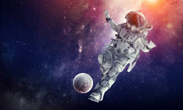 Astronaut spielen Fußball — Stockfoto