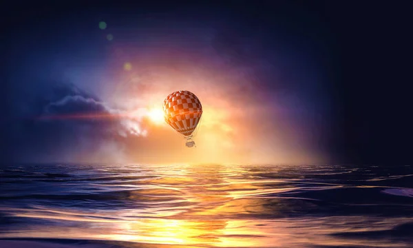 Luftballong i havet — Stockfoto