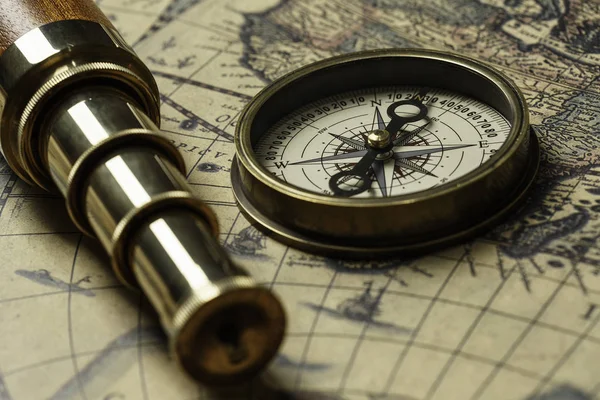 复古指南针与旧地图和望远镜 — 图库照片