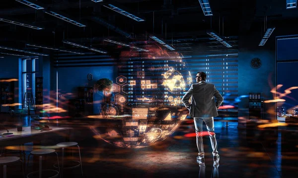 Ofisinde bir iş adamı. Karışık teknik