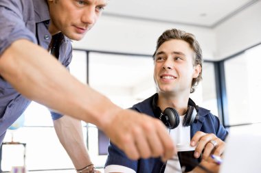 Mutlu genç adam tasarımcı çalışma