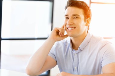 Ofiste rahat genç adam