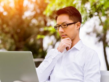 Genç işadamı Park onun mola sırasında rahatlatıcı