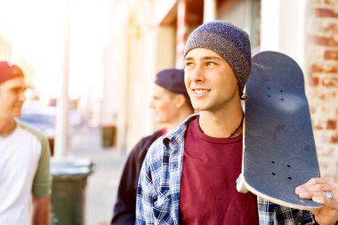 Genç arkadaşları ile kaykaylar Street yürüyüş