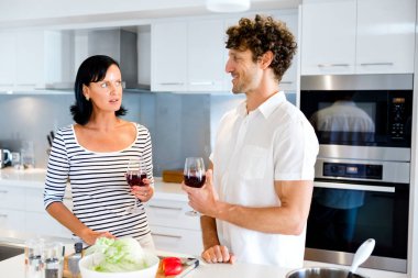 Çift birlikte evde yemek