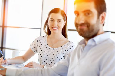 İki genç iş adamları Office görüntü