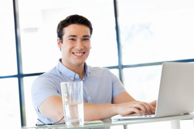 Bilgisayarda çalışan yakışıklı işadamı