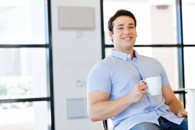 Ofiste bir kupa genç işadamı