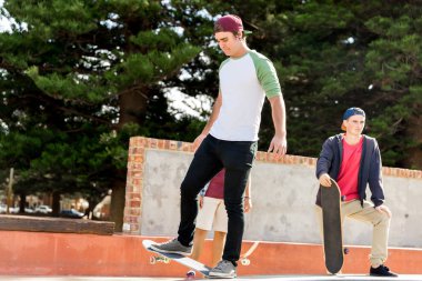 Genç çocuklar açık havada kaykay