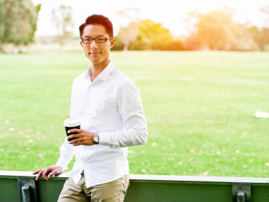 Adam bir parkta bir kahve molası