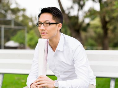 Parkta onun mola sırasında düşünme işadamı