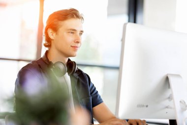 Bilgisayarda çalışan yakışıklı işadamı