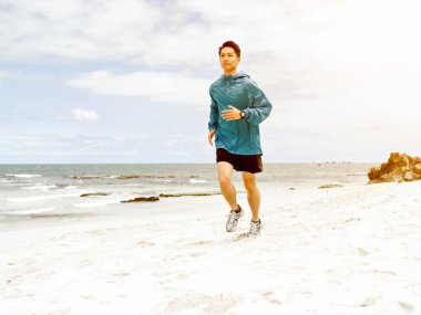 Sahil koşan genç adam