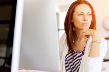 Mutlu girişimci veya serbest meslek sahibi bir ofis veya ev içinde