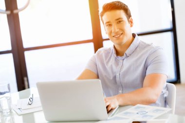 Bilgisayarda çalışan yakışıklı işadamı