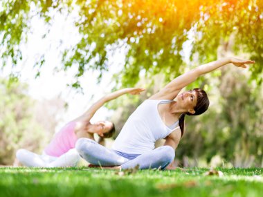 Genç kadın parkta egzersiz