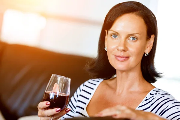 Bella giovane donna in possesso di vetro con vino rosso — Foto Stock