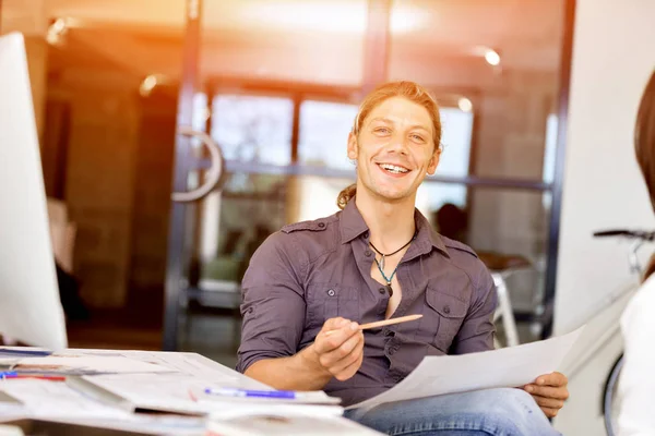 Ung man i casual i office — Stockfoto