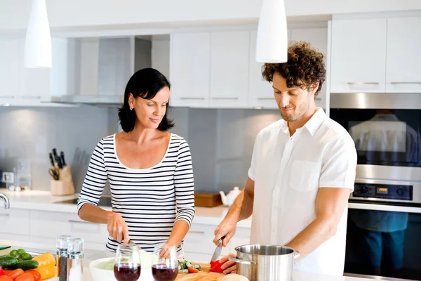 Coppia cucina insieme a casa — Foto Stock