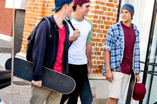 Amigos adolescentes caminando por la calle —  Fotos de Stock