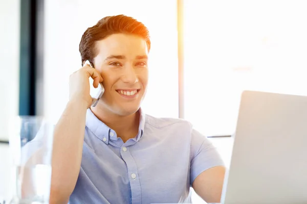 Joven confiado en el teléfono de retención de ropa casual inteligente — Foto de Stock