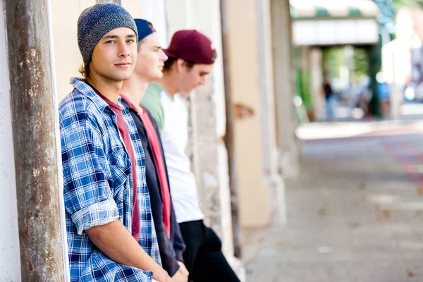 Teenager-Freunde stehen auf der Straße — Stockfoto