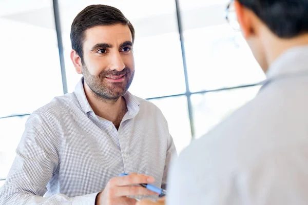 Bilden av två unga affärsmän i office — Stockfoto