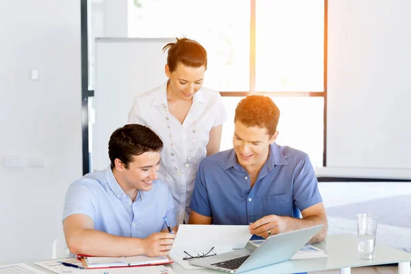 Groep van gelukkige jonge zakenmensen in een vergadering — Stockfoto