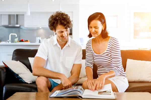 Paar thuis met een boek — Stockfoto