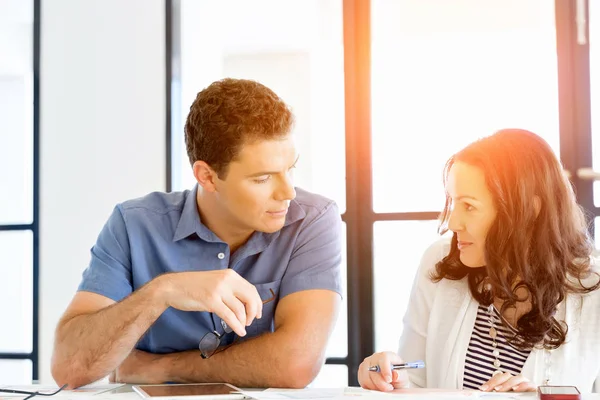 Beeld van twee jonge zakenlui in kantoor — Stockfoto