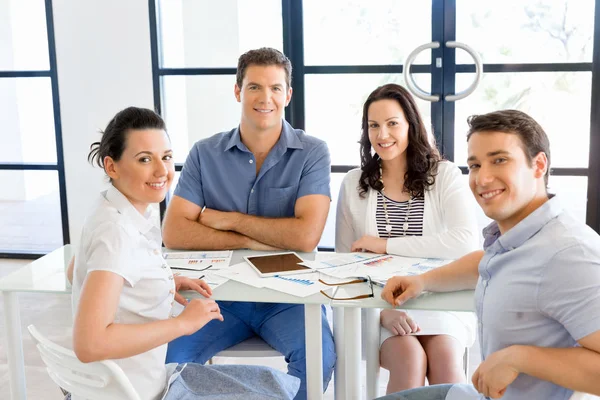 Afbeelding van zakelijke partners discussiëren over documenten en ideeën — Stockfoto