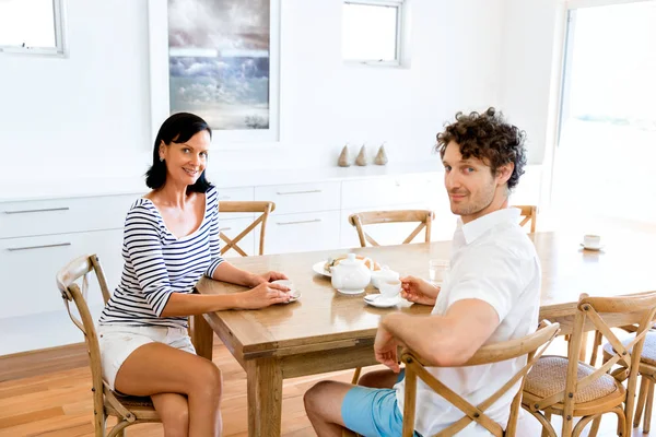 Casal sentado em casa e conversando — Fotografia de Stock