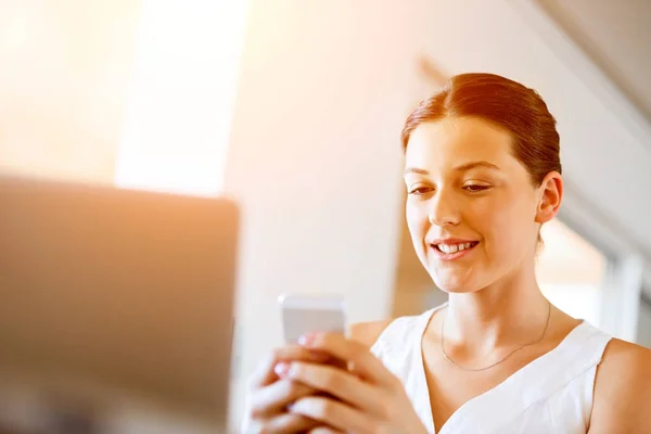 Retrato de una joven sosteniendo el teléfono — Foto de Stock