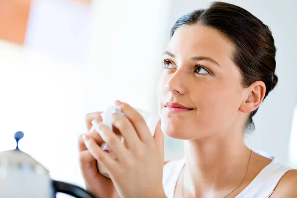 Mujer joven feliz con taza de té o café en casa —  Fotos de Stock