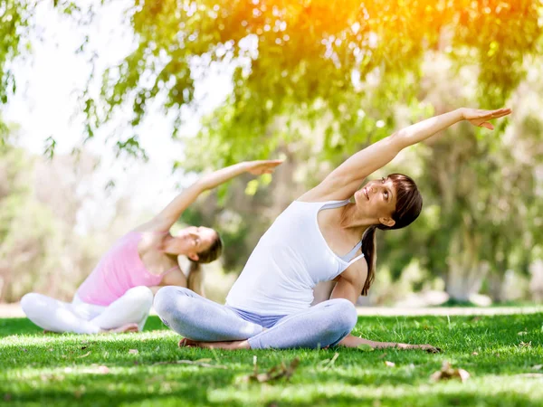 Jonge vrouwen uit te oefenen in het park — Stockfoto