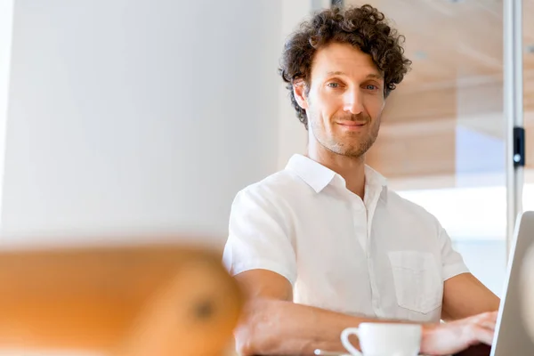 Man som arbetar på bärbar dator hemma — Stockfoto