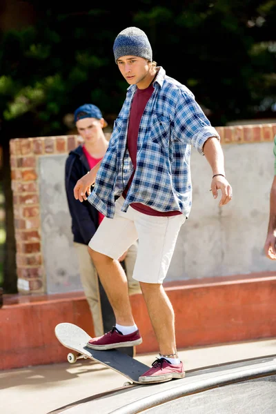 Tiener skateboarden buitenshuis — Stockfoto