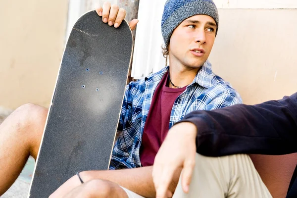 Skater macht Pause auf der Straße — Stockfoto