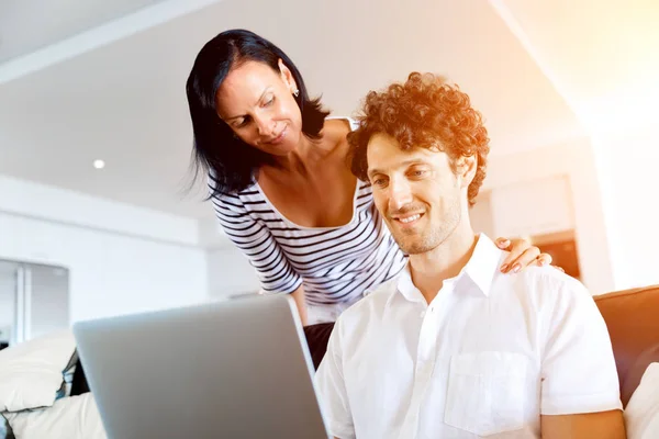 Casal em casa usando laptop — Fotografia de Stock