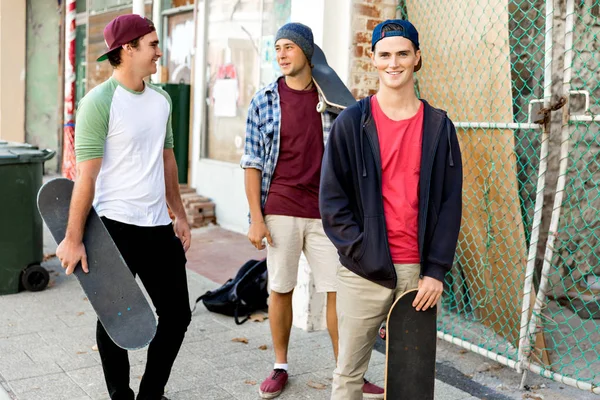 Amigos adolescentes caminando por la calle — Foto de Stock