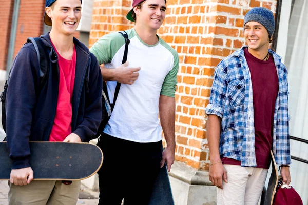Teenage přátel chůzi na ulici — Stock fotografie