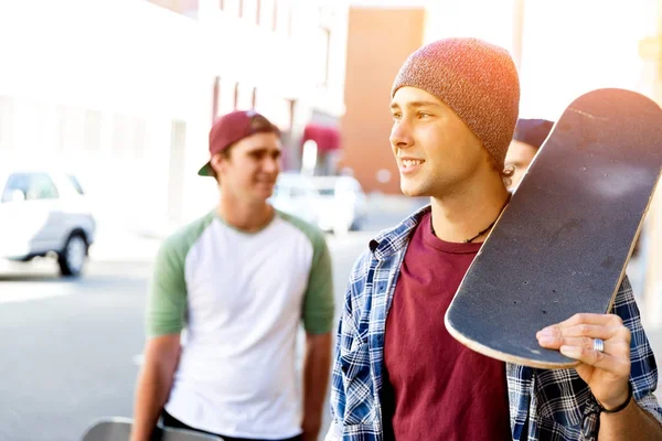 ストリート スケート ボードでウォーキング 10 代の友達 — ストック写真