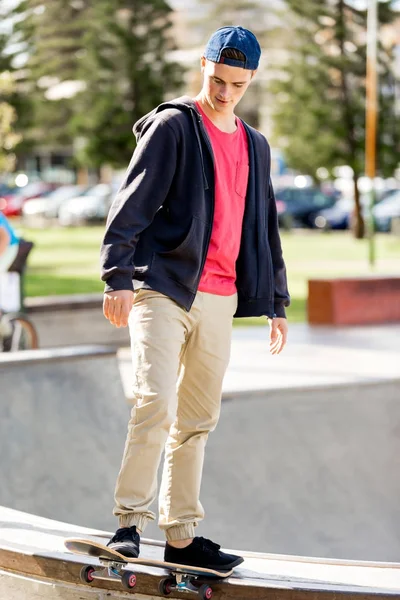 Adolescente ragazzo skateboard all'aperto — Foto Stock