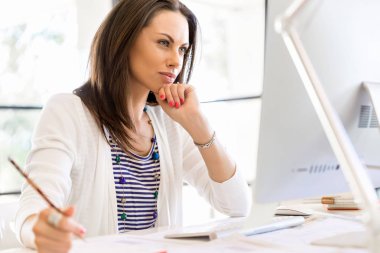 Mutlu girişimci veya serbest meslek sahibi bir ofis veya ev içinde