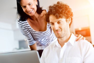 Çift evde dizüstü bilgisayar kullanarak