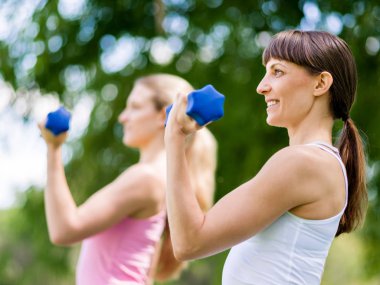 Fitness giyim halterle kullanmada neşeli kadın portresi