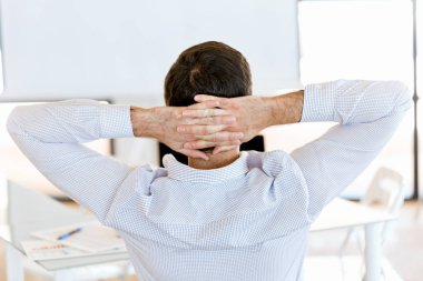 Başında oturan işadamı çapraz elle arkadan görünüş